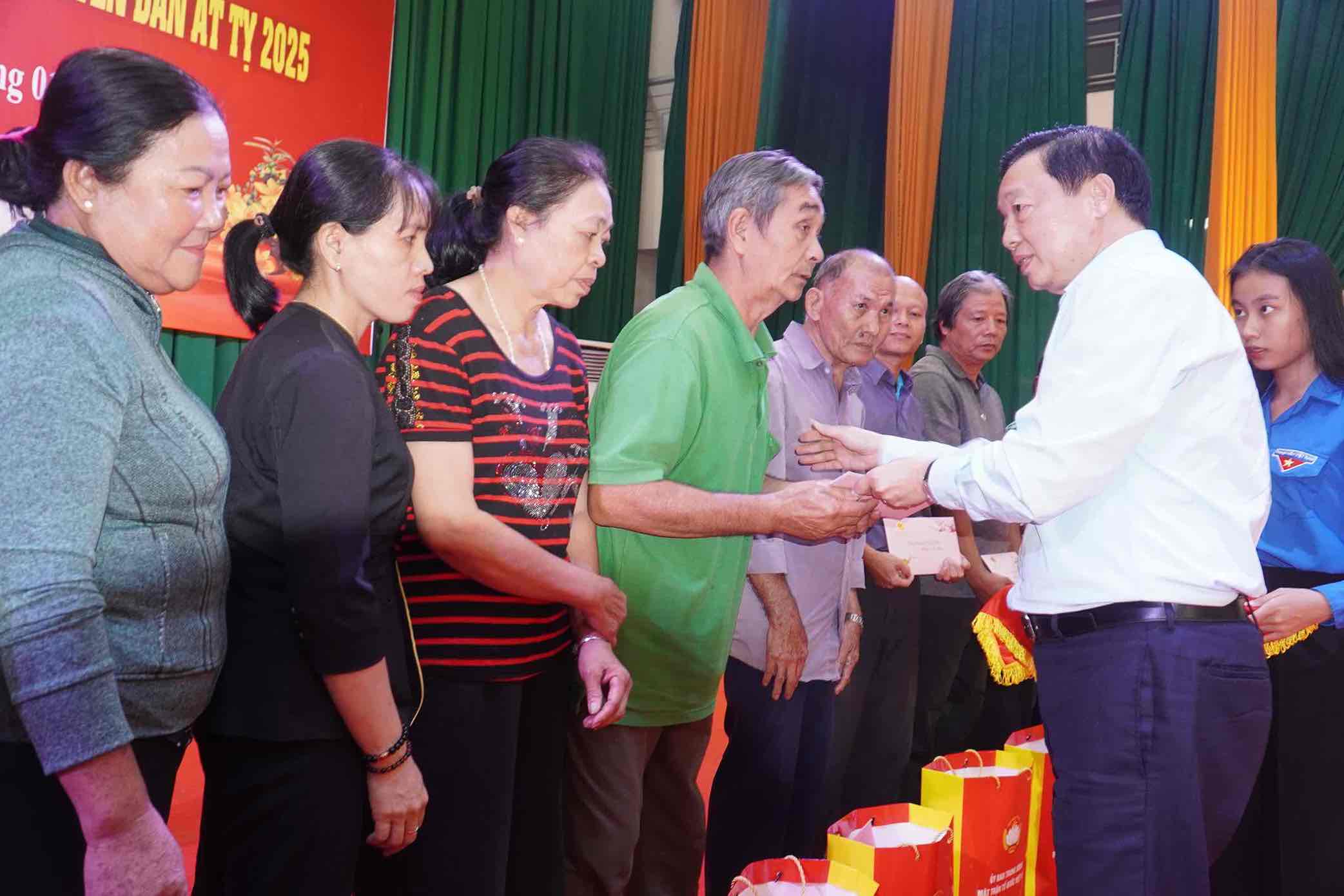 Pho Thu tuong Chinh phu Tran Hong Ha trao qua cho cac gia dinh chinh sach, ho ngheo tai huyen Long Thanh, tinh Dong Nai. Anh: HAC