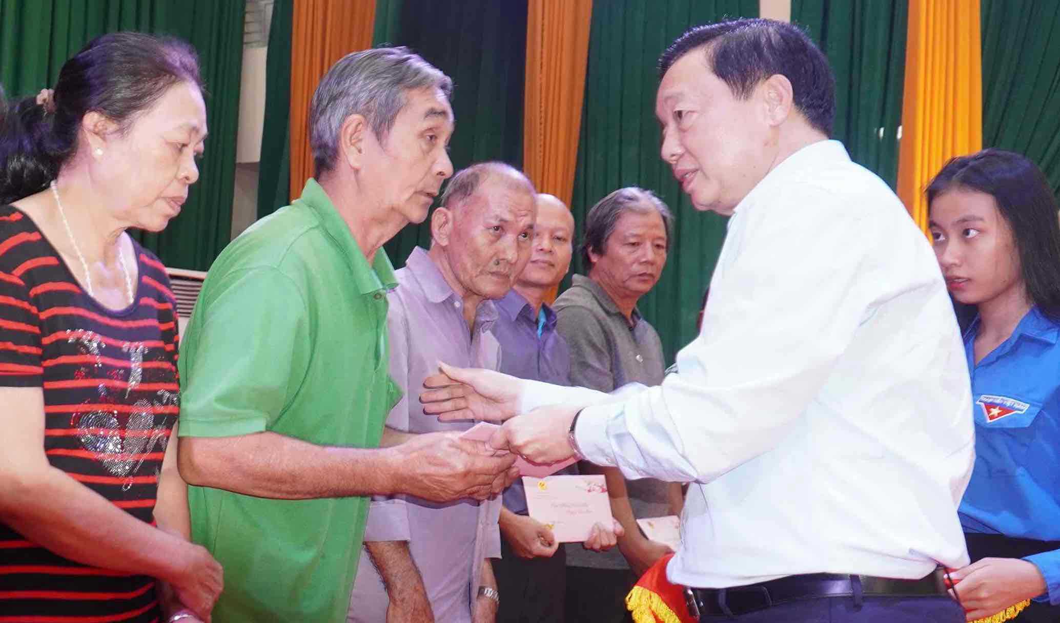 Deputy Prime Minister Tran Hong Ha visited and presented gifts to policy families, poor households, and workers on the occasion of the Lunar New Year 2025. Photo: HAC