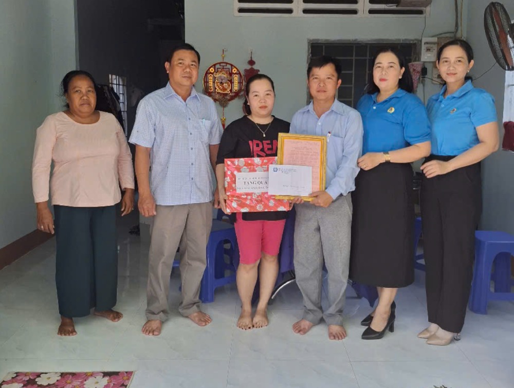 Handing over the Trade Union Shelter house to the family of union member Pham Trung Ngon. Photo: Tan Hiep District Labor Federation