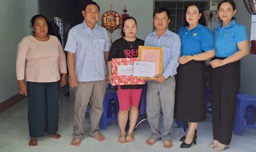 Trao nhà Mái ấm Công đoàn cho gia đình đoàn viên Phạm Trung Ngôn. Ảnh: LĐLĐ huyện Tân Hiệp