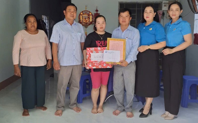 Handing over the Trade Union Shelter house to the family of union member Pham Trung Ngon. Photo: Tan Hiep District Labor Federation
