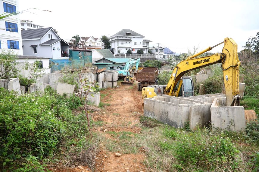 More than 3 years later, the road is still not completed. Photo: Lam Hong