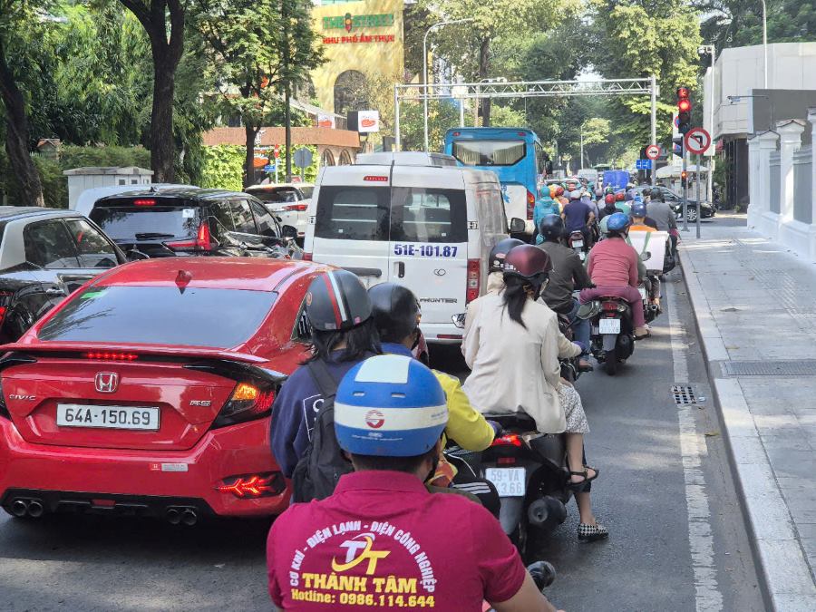 Phương tiện ùn ứ trên đường Nguyễn Thị Minh Khai trưa ngày 9.1. Ảnh: Nguyên Chân