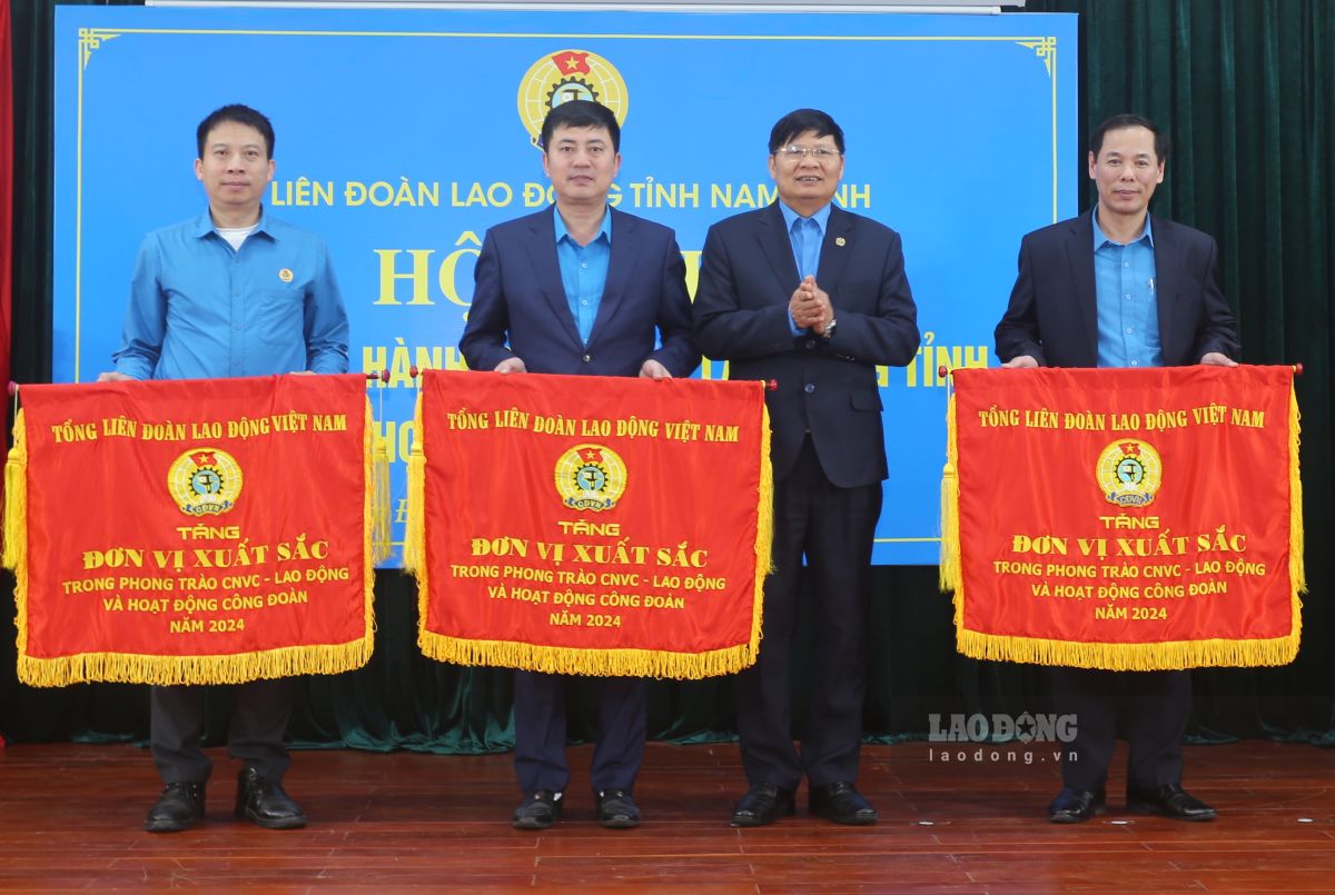 Vice President of the Vietnam General Confederation of Labor Phan Van Anh awarded the Emulation Flag to the outstanding unit in the emulation movement of workers and trade union activities in 2024. Photo: Luong Ha