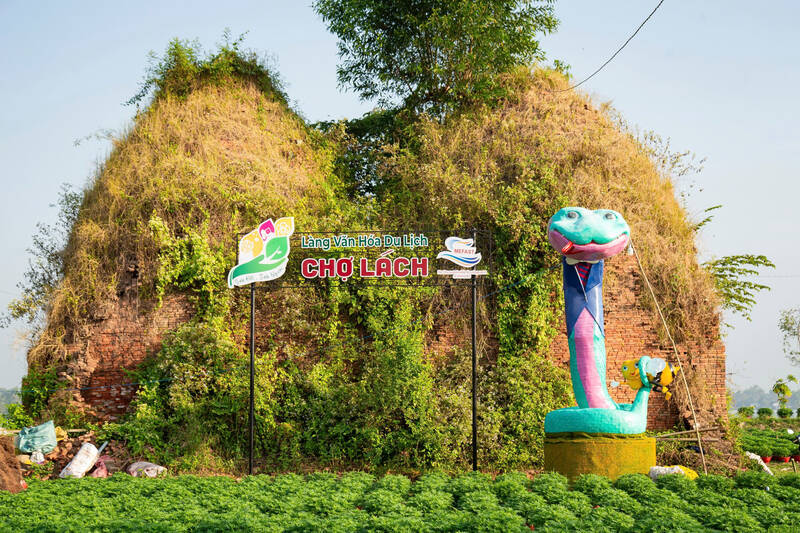 Attracting visitors to take souvenir photos with "baby Na" at the flower festival. Photo: Hoang Loc