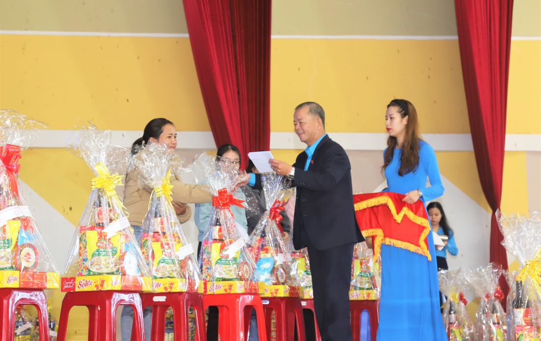 Chairman of Lam Dong Provincial Labor Federation presents Tet gifts to workers in difficult circumstances. Photo: Bao Lam