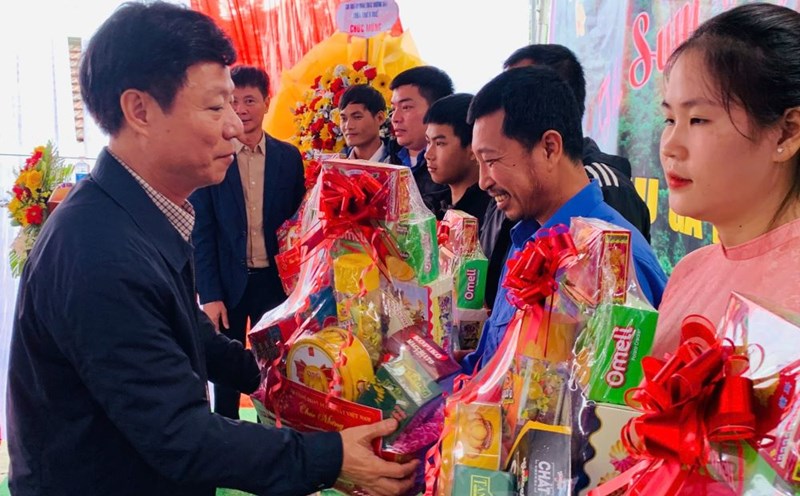 Organizing "Tet Sum Vay - Spring of gratitude to the Party" for Lang Co station workers. Photo: Tran Thi