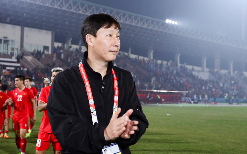 Coach Kim Sang-sik wants to find new players for the Vietnam team. Photo: VFF