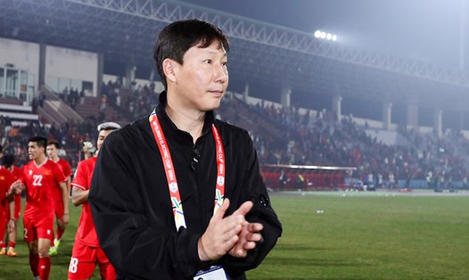 Huấn luyện viên Kim Sang-sik mong muốn tìm kiếm thêm các nhân tố mới cho tuyển Việt Nam. Ảnh: VFF