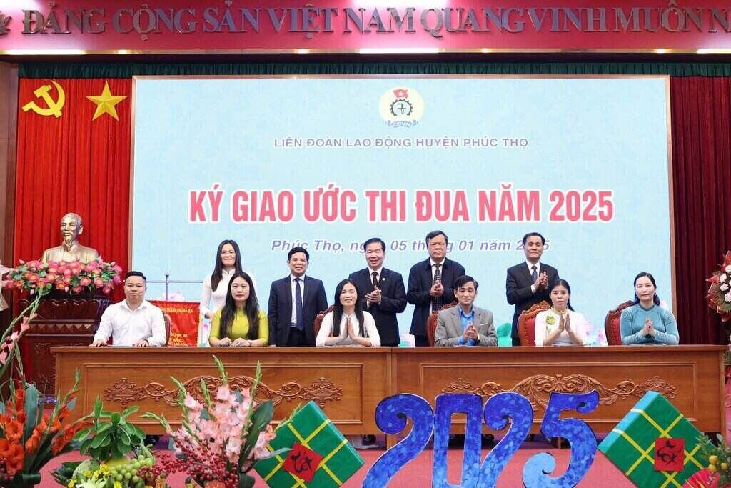 Since the beginning of January, the emulation clusters under the Phuc Tho District Labor Federation have signed a contract, including the content of implementing the emulation theme including improving labor productivity. Photo: Union