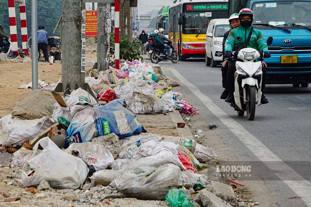 Rac thai, phe thai xay dung bi do tran lan doc du an mo rong duong Tam Trinh (Hoang Mai). Anh: TG