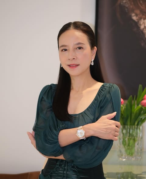 Madam Pang thuong su dung trang suc kim cuong dat do khi di du su kien. Anh: Instagram