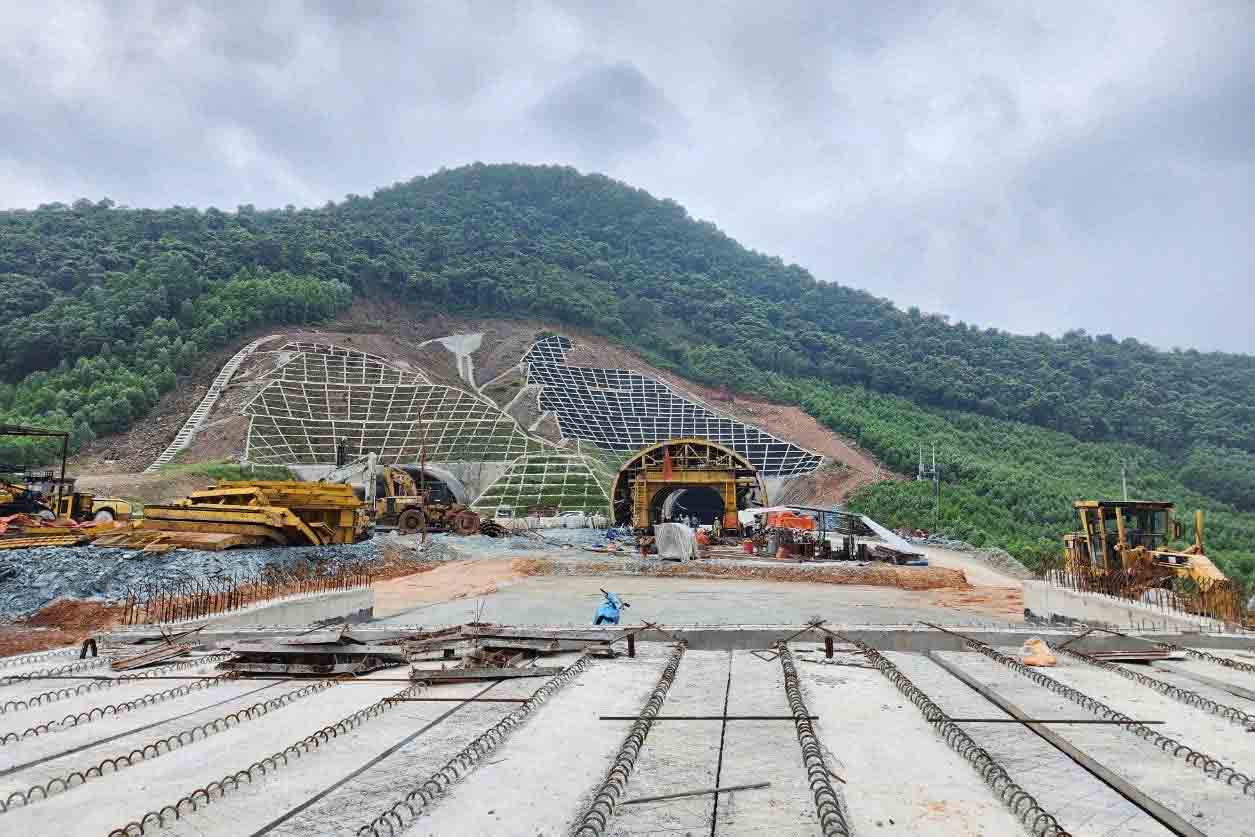 Deo But Tunnel is part of the North-South Expressway project under construction in Ha Tinh. Photo: Tran Tuan.