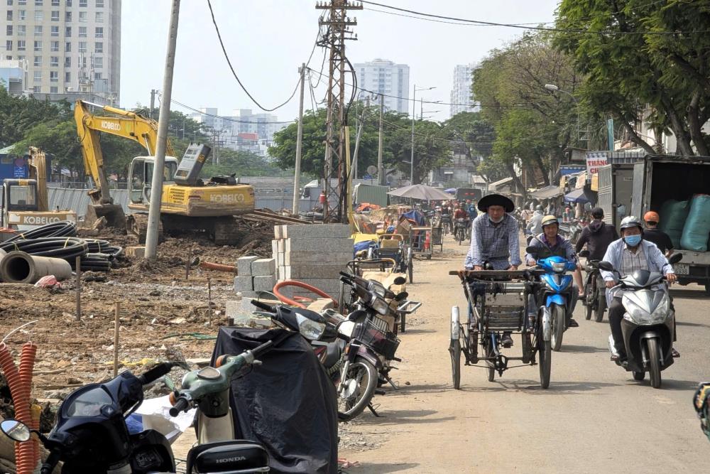 Tren cong truong cac cong nhan tich cuc thi cong ngay dem de kip tien do khanh thanh du an. Anh: Anh Tu