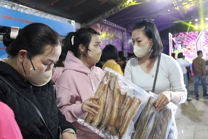 Da Nang opens Trade Union Tet market. Photo: Nguyen Linh