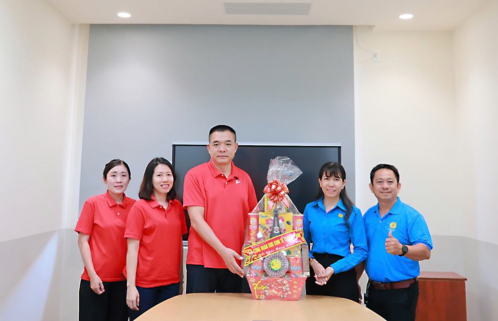 Ms. Nguyen Thi Kim Lien, Chairwoman of Tay Ninh Economic Zone Trade Union, visited and wished the business a Happy New Year. Photo: Quoc Huy