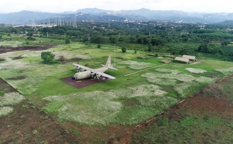 Aircraft on display at Ta Con Airport. Photo: Nguyen Bon