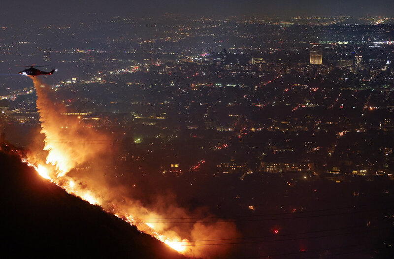 Firefighting helicopters try to extinguish a forest fire in Los Angeles (USA). Photo: AFP