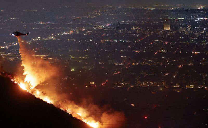 Firefighting helicopters try to extinguish a forest fire in Los Angeles (USA). Photo: AFP