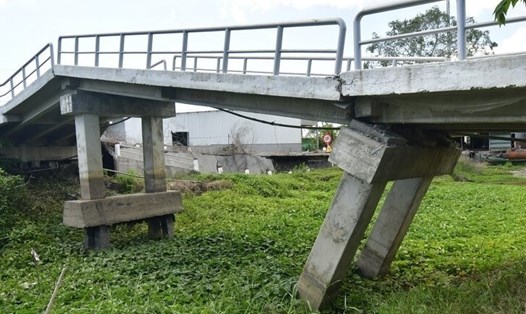 Mùa khô năm 2024, nhiều tuyến kênh tại huyện Trần Văn Thời, Cà Mau cạn kiệt, thiếu nước. Ảnh: Nhật Hồ