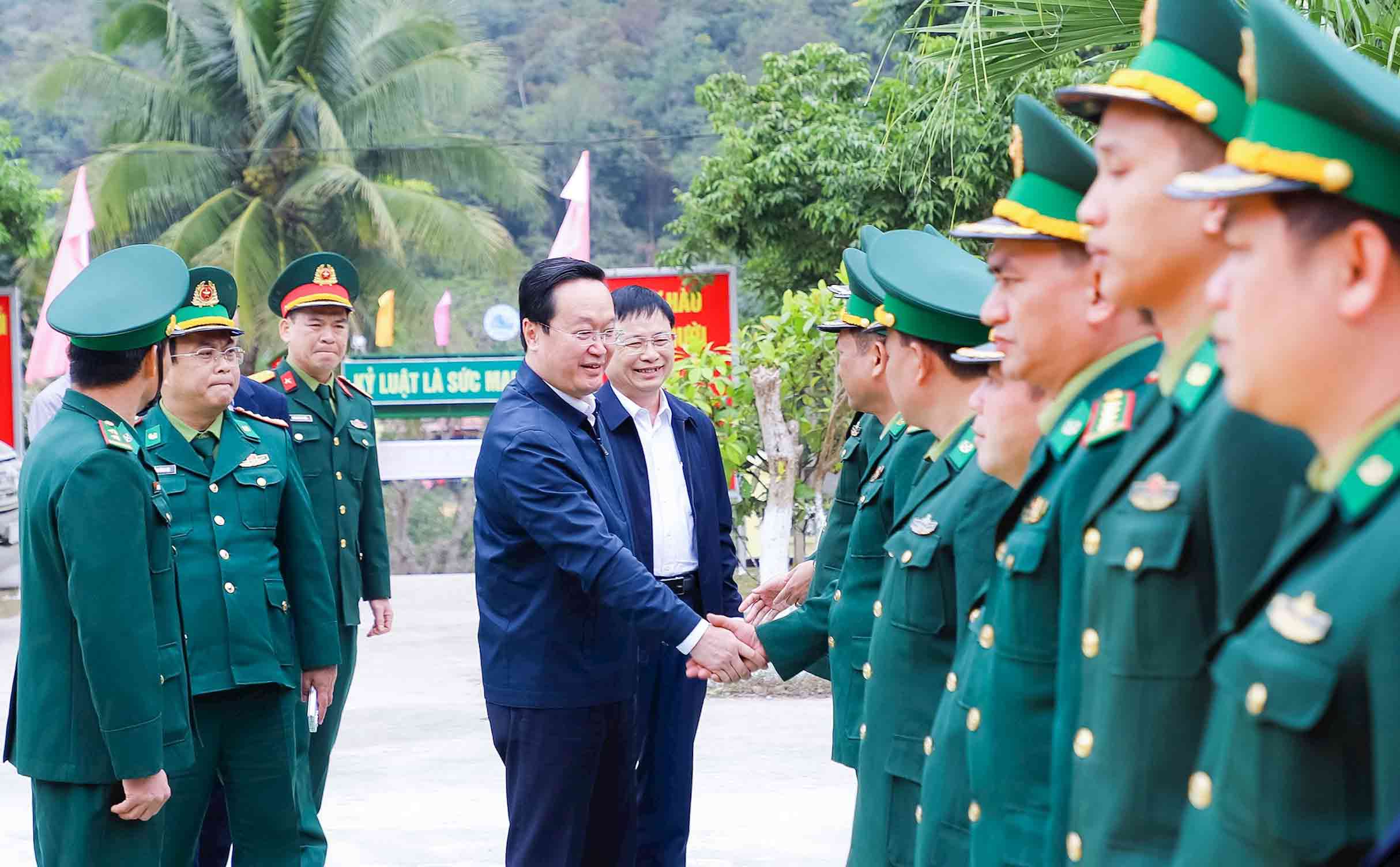 Nghe An Provincial Party Secretary Nguyen Duc Trung visited, presented gifts and wished a Happy New Year to the armed forces in Na Loi commune (Ky Son district). Photo: Pham Bang