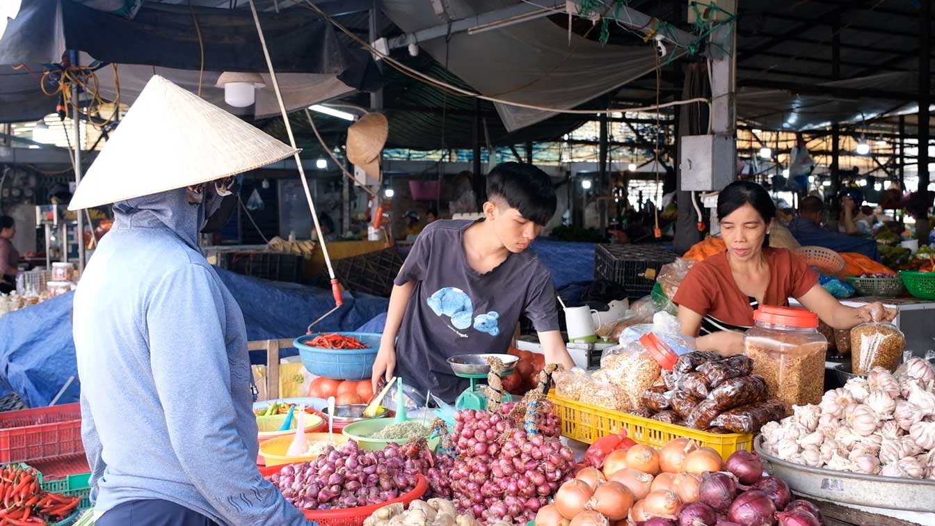 Tiểu thương trữ hàng Tết vừa đủ đáp ứng nhu cầu người tiêu dùng. Ảnh: Mỹ Ly