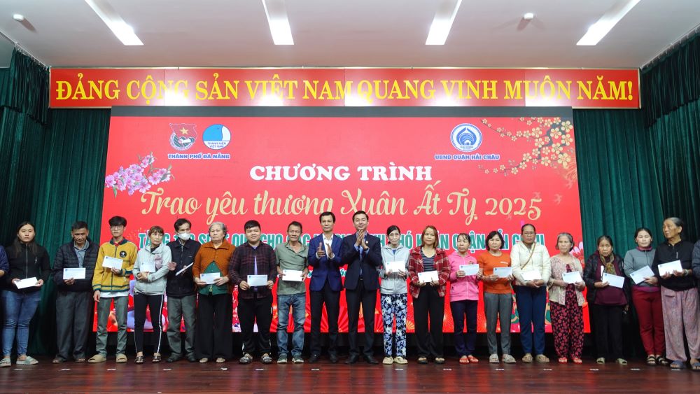 Thanh Doan Da Nang cung UBND quan Hai Chau (TP Da Nang) to chuc chuong trinh “Trao yeu thuong – Xuan At Ty 2025” cho nguoi dan quan Hai Chau. Anh: Tran Thi 