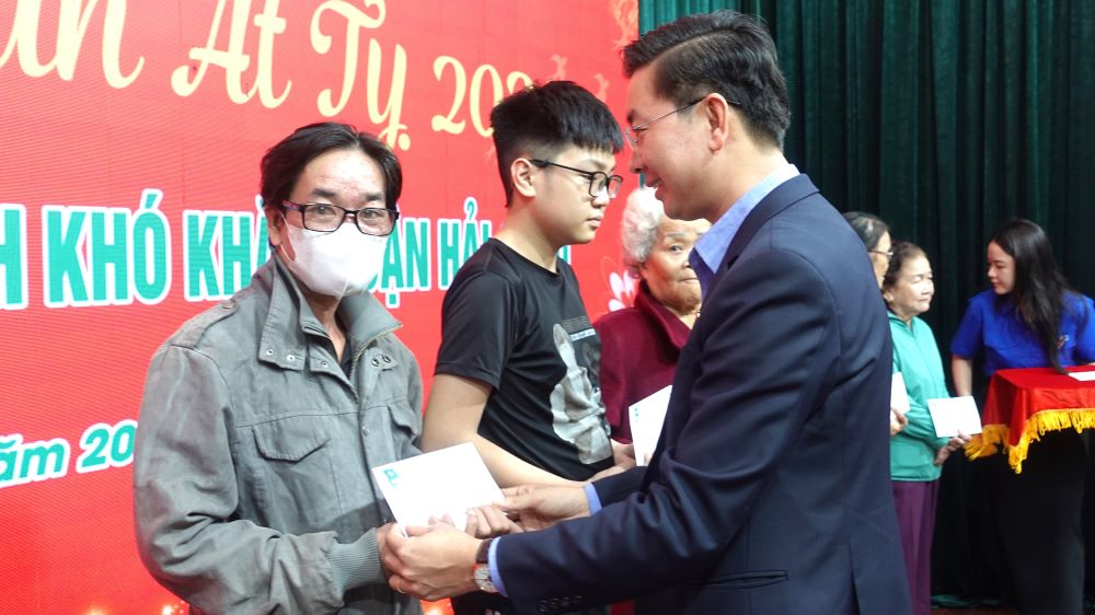 Da Nang gives gifts to poor families on the occasion of Tet At Ty. Photo: Tran Thi