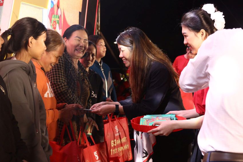 Ms. Lim Pei Chi Patsy - Deputy General Director of SABECO presented gifts to employees at the launching ceremony of the program "63 Provinces United - One Joyful Tet". Photo: SABECO