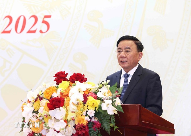 Standing member of the Secretariat Tran Cam Tu requested to propose a plan for scientific arrangement and streamlining to ensure progress with the Central Committee for Mass Mobilization and the Central Committee for Propaganda. Photo: VNA