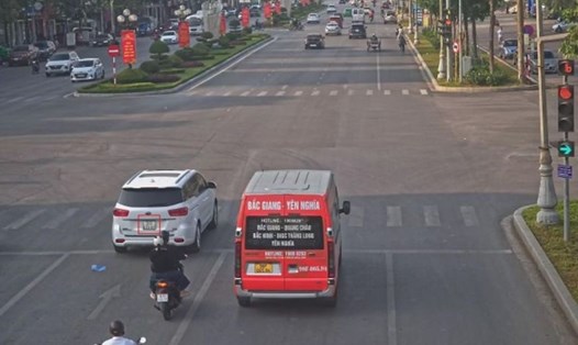 Xe ôtô vượt đèn đỏ tại Ngã 4 Hùng Vương - Huyền Quang, thành phố Bắc Giang bị phạt nguội. Ảnh: Công an Bắc Giang