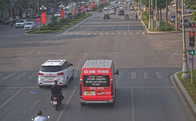 Car ran red light at Hung Vuong - Huyen Quang intersection, Bac Giang city and was fined. Photo: Bac Giang Police
