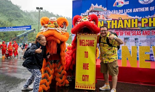 Du khách đến Huế bằng đường tàu biển cập cảng Chân Mây. Ảnh: VisitHue