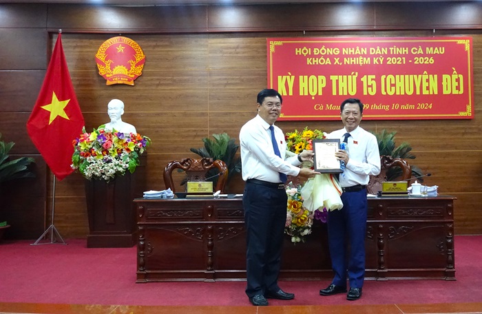 Member of the Party Central Committee, Secretary of the Provincial Party Committee, Chairman of the Provincial People's Council Nguyen Tien Hai of Ca Mau (left) presented flowers to congratulate Mr. Duong Huynh Khai on his retirement under the regime. Photo: Ca Mau Provincial People's Committee