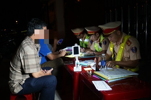 Lực lượng CSGT xử lý một số trường hợp vi phạm nồng độ cồn. Ảnh: Công an cung cấp