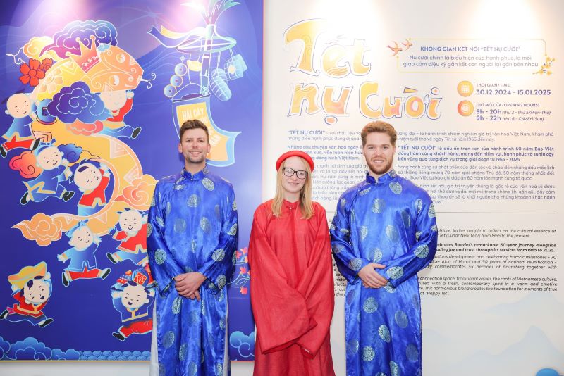 Du khach nuoc ngoai thich thu trai nghiem trang phuc truyen thong Viet Nam. Anh: BHBV 