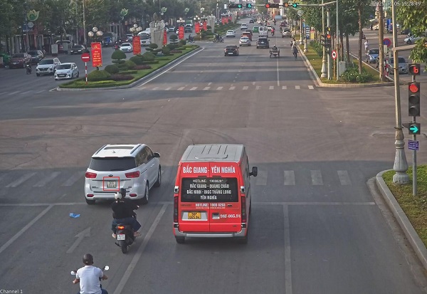 Xe ôtô vượt đèn đỏ tại Ngã 4 Hùng Vương – Huyền Quang, thành phố Bắc Giang bị phạt nguội. Ảnh: Công an Bắc Giang