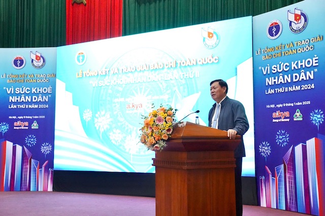 Deputy Minister of Health Do Xuan Tuyen speaks at the "For People's Health" Journalism Award ceremony. Photo: Huong Giang