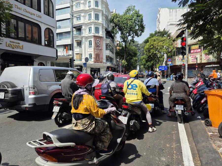 People stop at red lights in downtown Ho Chi Minh City. Photo: Chan Phuc
