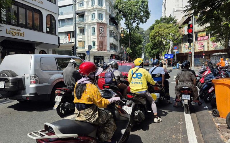People stop at red lights in downtown Ho Chi Minh City. Photo: Chan Phuc