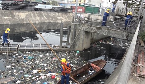 Kim Nguu River Pollution, Restaurant Owners Suffering Due to Decline in Customers