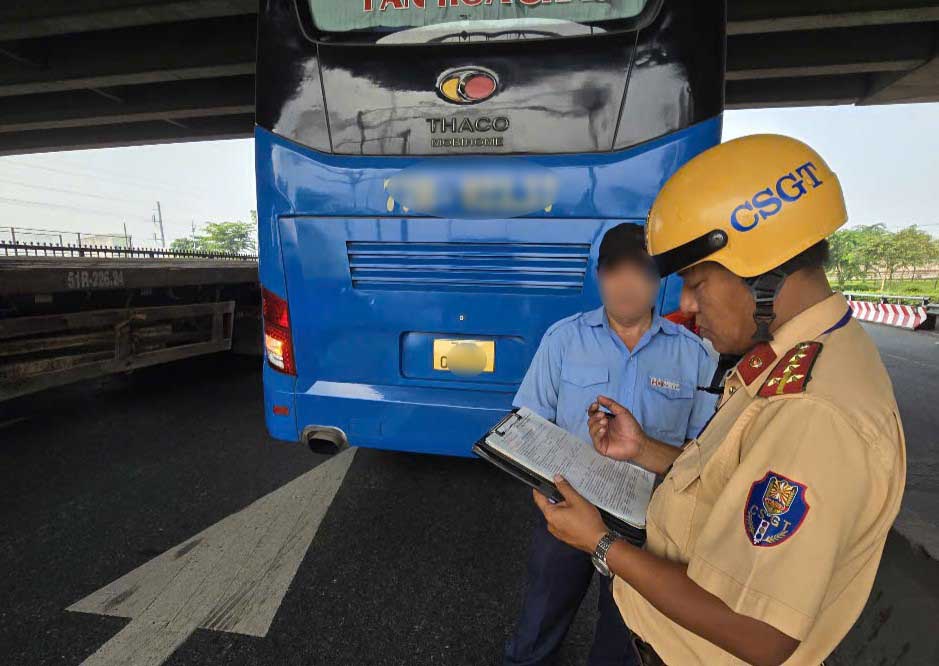 Traffic police wrote a ticket and fined a passenger bus for violating traffic laws on January 9. Photo: Nam Hiep