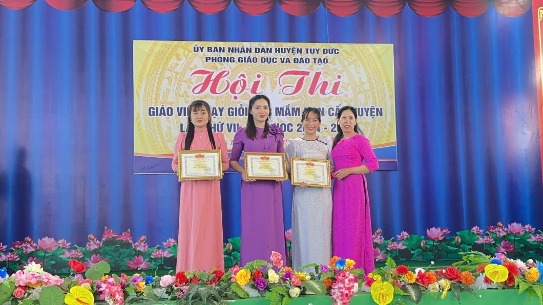Ban to chuc trao giai Ba cho cac giao vien. Anh: Bao Lam
