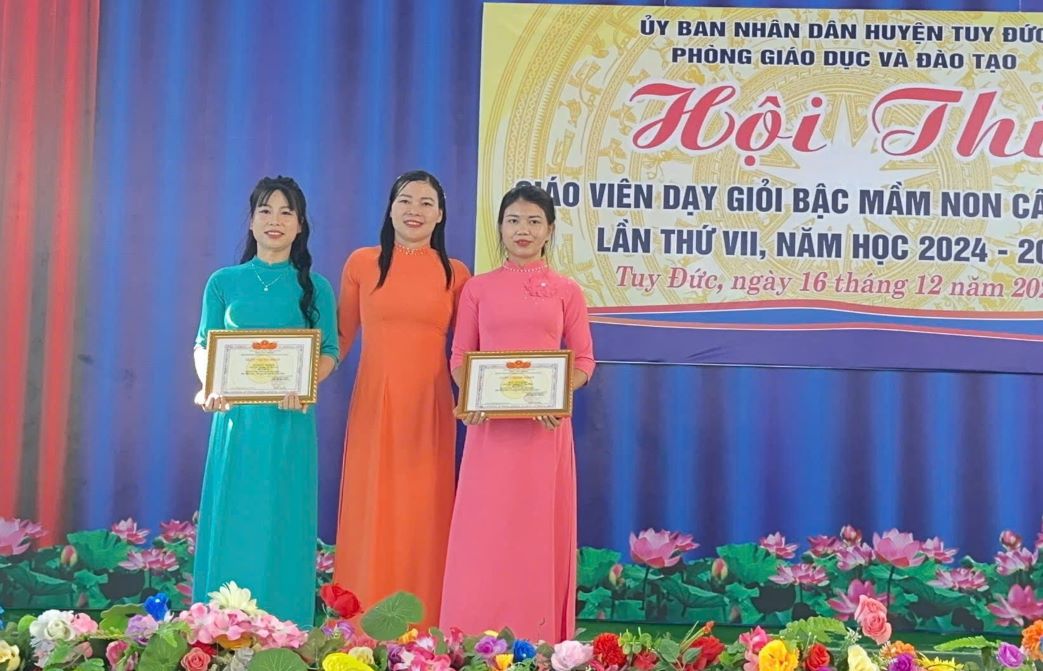 Ban to chuc trao giai Nhi cho cac giao vien. Anh: Bao Lam