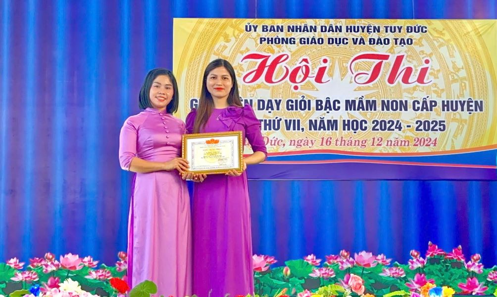 The organizers awarded the first prize to contestant Nguyen Thi Thu Thuy, teacher at Hoa Po Lang kindergarten. Photo: Hong Tham