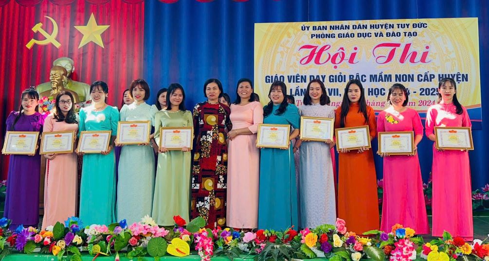 Ban to chuc trao giai khuyen khich cho cac giao vien. Anh: Bao Lam
