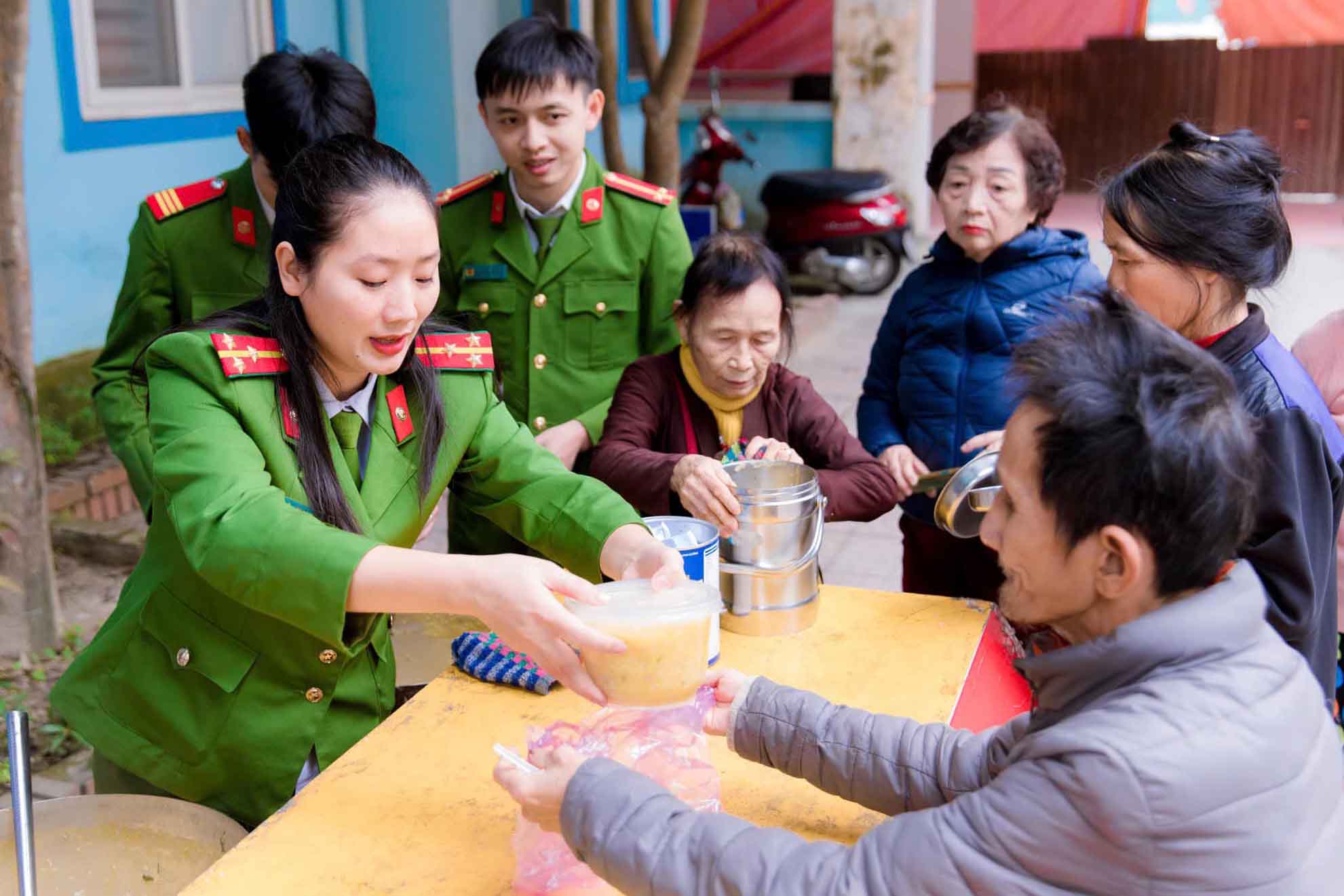 Giving congee to poor patients. Photo: Anh Duong.
