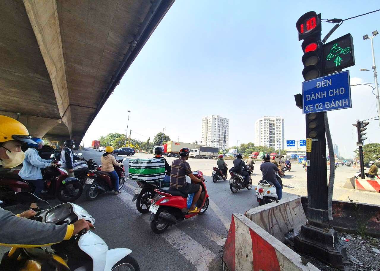 Red light for more than 100 seconds at My Thuy intersection (Thu Duc City, Ho Chi Minh City). Photo: Chan Phuc