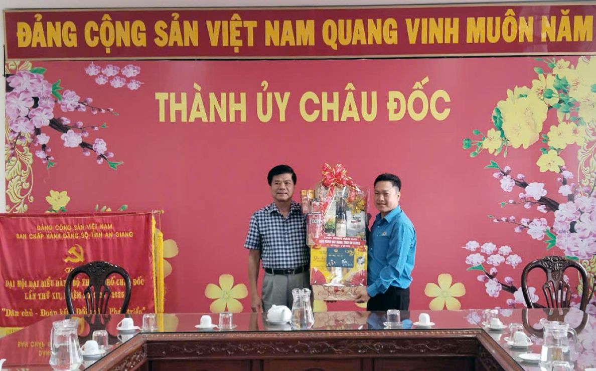 Chủ tịch LĐLĐ tỉnh An Giang Lâm Thành Sĩ (phải ảnh) trao quà Tết cho Thành ủy Châu Đốc. Ảnh: Văn Phụng