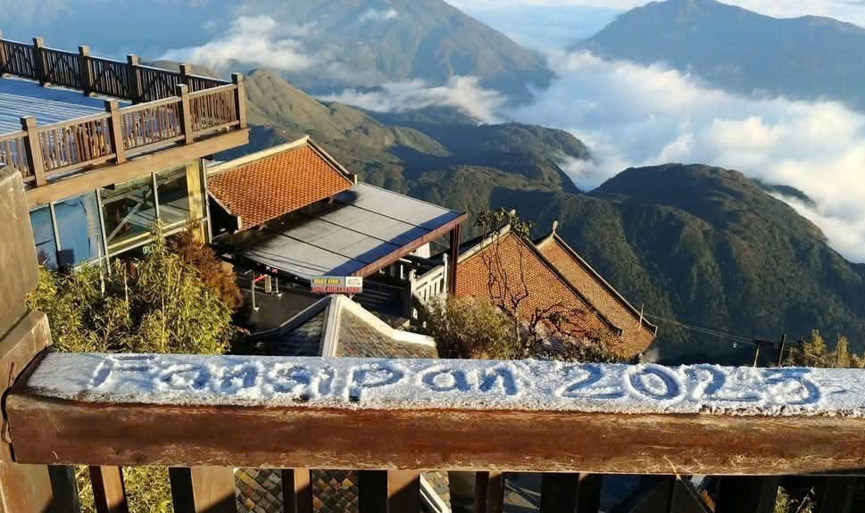 Bang gia xuat hien tren khu vuc dinh Fansipan khi troi ret am. Du bao thoi tiet cac tinh o Bac Bo co the ret dam, ret hai trong dot khong khi lanh tang cuong. Anh: Minh Hai